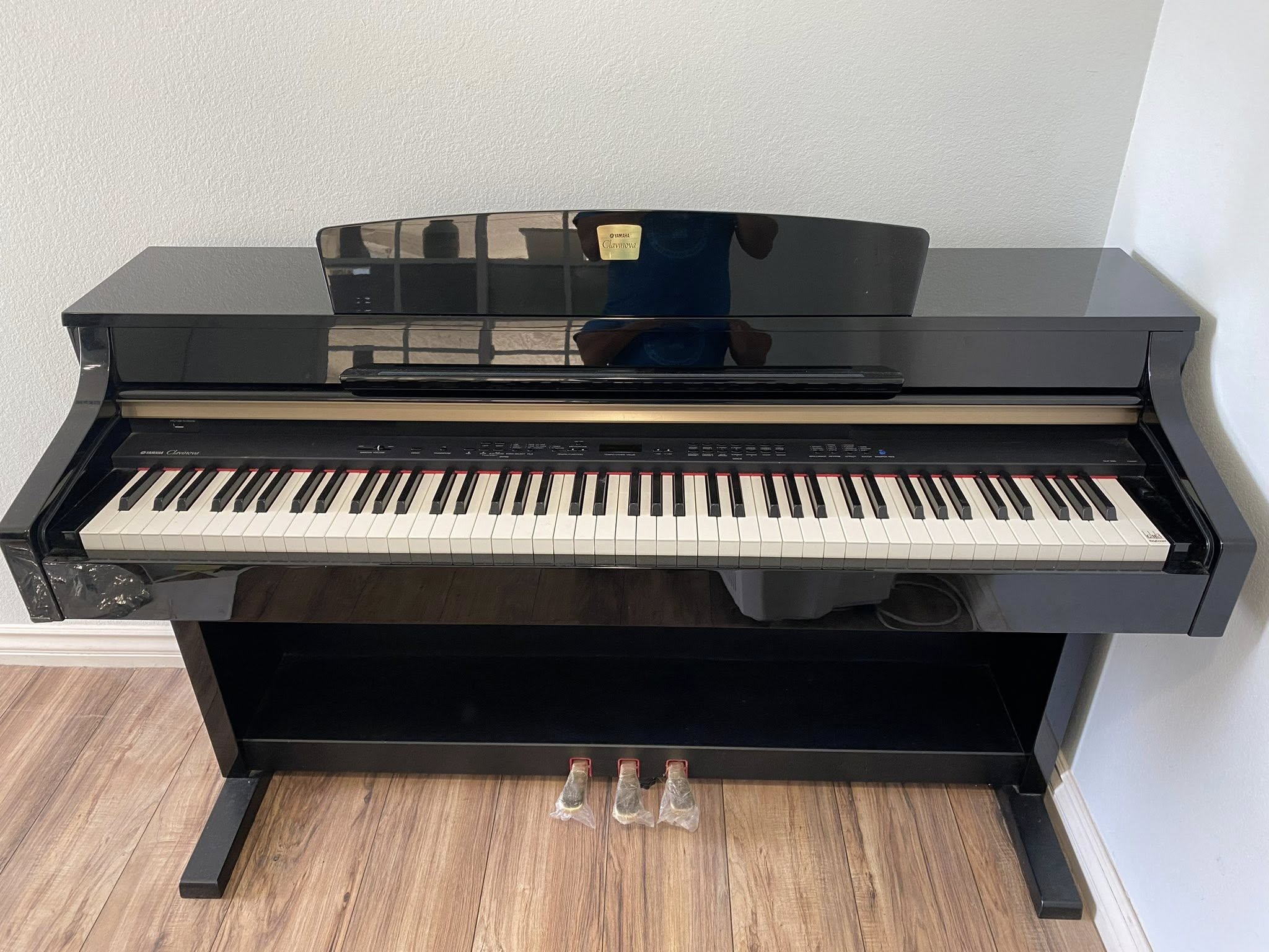 Cây đàn này almost new giá $2,500